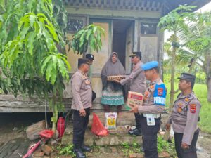 Polsek Talawi gelar Jumat Berkah, bagikan sembako kepada kaum dhuafa di Labuhan Ruku