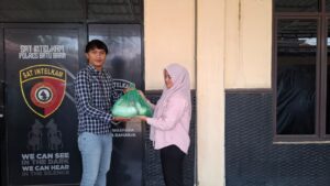 Personil Sat Intelkam Polres Batu Bara Gelar Jumat Berkah, Bagikan Sembako dan Edukasi Kamtibmas