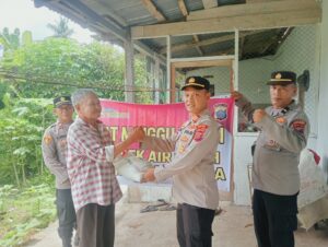 Polsek Air Putih Gelar “Minggu Kasih” – Bagi Bantuan Sembako kepada Warga Kurang Mampu di Desa Brohol