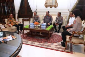 Sambut HUT Bhayangkara ke-80, Tim Mabes Polri Anjangsana ke Kediaman Jenderal (Purn) Badrodin Haiti   