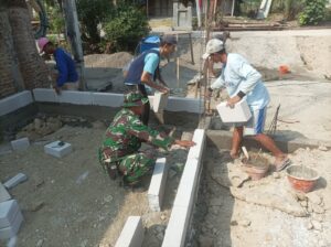 Wujud Nyata Kedekatan TNI dengan Rakyat, Babinsa Kemusu Turun Tangan Bantu Warga Bangun Rumah   