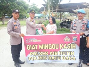 Polsek Air Putih Laksanakan Kegiatan “Minggu Kasih”, Bagikan Sembako Kepada Warakawuri