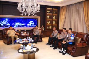 Momen Kehangatan Anggota Mabes Polri Saat Sambangi Kediaman Mantan Kapolri Bambang Hendarso Danuri
