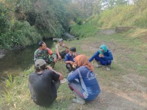 Perkuat Kemanunggalan, Babinsa Rejosari Serka Mubarok Gelar Komsos Penggalangan Bersama Warga   