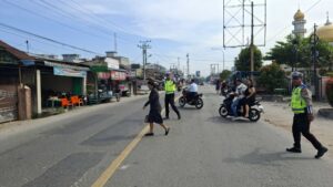 Satlantas Polres Batu Bara Laksanakan Pengamanan Gereja HKBP Lima Puluh – Kegiatan Berjalan Aman Lancar   
