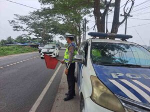 Sat Lantas Polres Batu Bara Lakukan Patroli dan Kibas Bendera Merah di Jalinsum Wilayah Pos Lantas Indrapura   