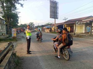 Jamin Keselamatan Pelajar, Satlantas Polres Batu Bara Siaga di Simpang SMAN 1 Limapuluh   