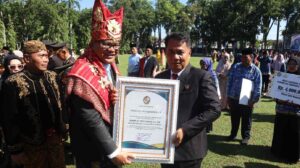 Di Momen 80 Tahun Deli Serdang dan Bhayangkara, Bupati Hadiahkan Fery Kusnadi Penghargaan   