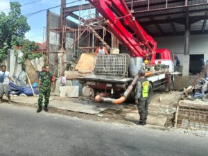 Pacu Kelancaran & Keselamatan Lalu Lintas, Babinsa Serengan dan Linmas Bantu Pengecoran Rumah Warga   