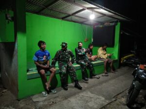 TNI Hadir Jaga Keamanan dan Pererat Kebersamaan dengan Warga Nguntoronadi   