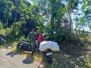 Babinsa Simo Sambangi Pencari Rumput, Bangun Kedekatan dengan Warga   