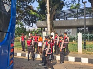 Aksi Humanis Patroli Perintis Baharkam Polri: Bantu Lansia Telantar di Blok M Pulang Kampung   