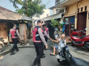 Hadir Langsung di Tengah Masyarakat, Personel Perintis Korsabhara Baharkam Polri Pererat Komunikasi Melalui Patroli Dialogis   