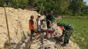 Danramil Gesi Pimpin Karya Bakti Bangun Talud, Warga: Kehadiran TNI Tambah Semangat Gotong Royong   