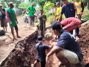 Babinsa dan Warga Pulutan Kompak Bangun Gorong-Gorong, Cegah Banjir Lewat Semangat Gotong Royong   