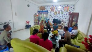 Kapolsek Medang Deras Jenguk Personil Sakit AIPTU Riduan Rivai, Berikan Tali Asih dan Doa Cepat Sembuh   
