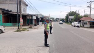 Sat Lantas Polres Batu Bara Laksanakan Gatur Siang di Jalinsum Simpang Tanah Merah – Kegiatan Aman Lancar   