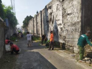 Semangat Gotong Royong Terus Dijaga, Babinsa Koramil Ampel Bersama Warga Bersihkan Jalan Desa