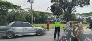 IPDA Sartono Laksanakan Gatur Siang Sat Lantas di Jalinsum Simpang Sei Bejangkar – Kegiatan Aman Lancar   