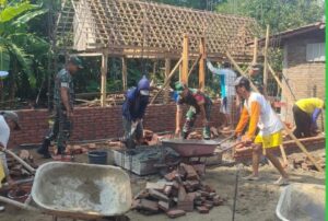 Babinsa Jenar Turun Tangan Bantu Dirikan Rumah Warga, Wujud Nyata Kepedulian TNI   