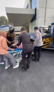 Seorang Wanita Paruh Baya Terkapar Akibat Laka Lantas, Beruntung Mobil Patroli Perintis Presisi Melintas   