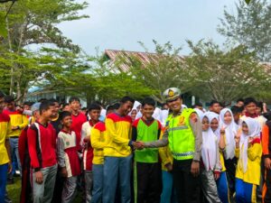 Sat Lantas Polres Batu Bara Sosialisasikan Tertib Lalu Lintas dalam MPLS SMK Negeri 1 Air Putih – Ajak Siswa Jadi Pelopor Keselamatan   