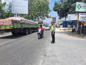 Sat Lantas Polres Batu Bara Laksanakan Gatur Siang di Jalinsum Simpang Tanah Merah – Kegiatan Aman Lancar   