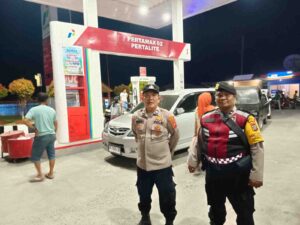Polsek Medang Deras Amankan Antrian Pengisian BBM di SPBU Pagurawan – Keterlambatan Pengiriman Sebabkan Kemacetan   