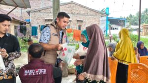 Satresnarkoba Polres Batu Bara Gelar Jumat Berkah – Bagi Sembako ke Lansia dan Himbau Bahaya Narkoba di Desa Ujung Kubu   