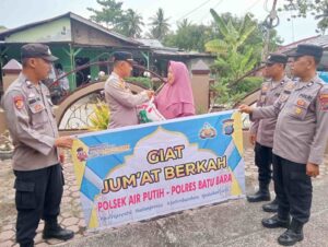 Polsek Air Putih Gelar Jumat Berkah – Bagi Bansos Beras kepada Warakawuri di Desa Sipare-Pare