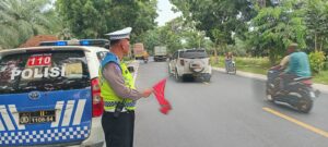 Satlantas Pos Sei Bejangkar Laksanakan Patroli Jalinsum – Kibas Bendera Merah di Lokasi Rawan, Kegiatan Aman Lancar