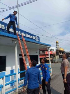 Satlantas Polres Batu Bara dan Damkar Gelar Korvei di Pos Lantas Simpang Empat Lima Puluh – Bersihkan Kotoran Burung dari Atap   