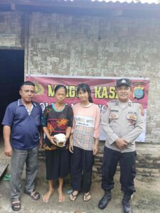 Polsek Medang Deras Gelar Minggu Kasih – AIPTU Freddi Manurung Berikan Sembako Kepada Ibu M. Boru Manurung di Dusun Tapian Nauli   