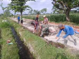Lancar Akses Pertanian, Kopka Budi Bersama Warga Bersihkan Area Jalan Persawahan Tambakan   