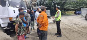 Satlantas Polres Batu Bara Gelar “Polantas Karib” di Pabrik Semen, Berikan Sosialisasi Tertib Lalu Lintas Kepada Karyawan   