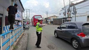 Satlantas Polres Batu Bara Laksanakan Gatur Lalin Sore – Jalinsum Simpang Empat Lima Puluh Lancar Aman   