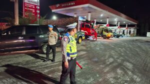 Satlantas Polres Batu Bara Laksanakan Patroli di SPBU Jalinsum Sumber Padi – Kegiatan Aman Lancar   