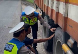 AKP Simon E. Simatupang Pimpin Kegiatan Polantas Karib, Himbau Pengemudi Truk & Bus Jaga Kondisi Kendaraan dan Hindari Mengemudi Lelah   