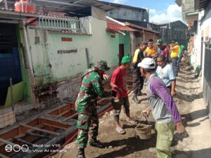 Danramil 03 Serengan Terjun Langsung & Semangati Satgas TMMD, Ormas, Warga Dalam Pengecoran Begesteng Sasaran Saluran Air   