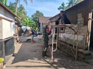 Wujudkan Hunian Layak, Serma Saifur Bersama Warga Gotong Royong Bangun Rumah Ibu Suwarti   