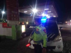 Satlantas Pantau SPBU di Siparepare – Kegiatan Berjalan Lancar Tanpa Gangguan   