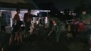 Wujudkan Kemanunggalan TNI-Rakyat, Serka Anton Bersama Warga Gotong Royong Cor Jembatan Garuda      