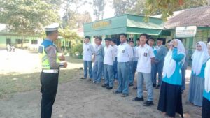AKP Simon E. Simatupang Pimpin Sosialisasi di Sekolah Swasta YAPI – Himbau Gunakan Helm SNI dan Jangan Berkendara Tanpa SIM      