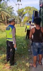 Polantas Karib”, Truk Rusak di Jalinsum Batu Bara Diberi Bantuan, Pengemudi Diedukasi      