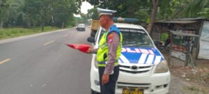 Patroli Jalinsum dengan Kibas Bendera di Sei Bejangkar , Arus Lalu Lintas Berjalan Teratur