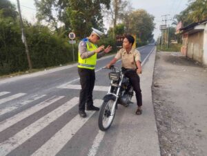 Satlantas Polres Batu Bara Laksanakan Gatur Pagi di Jalinsum Simpang Sei Bejangkar – Kegiatan Aman Lancar   
