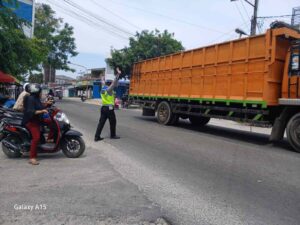 Satlantas Polres Batu Bara lakukan gatur siang di Simpang T.Merah – lalu lintas berjalan aman dan lancar
