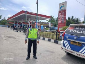 Satlantas Polres Batu Bara lakukan patroli di SPBU Jalinsum Sukaraja – situasi aman dan lancar   