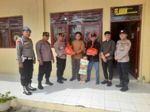 Polsek Lima Puluh gelar Jumat Berkah – berikan sembako kepada masyarakat