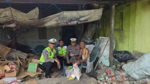 Satlantas Polres Batu Bara berbagi sembako dalam Jumat Berkah – juga antisipasi kemacetan   